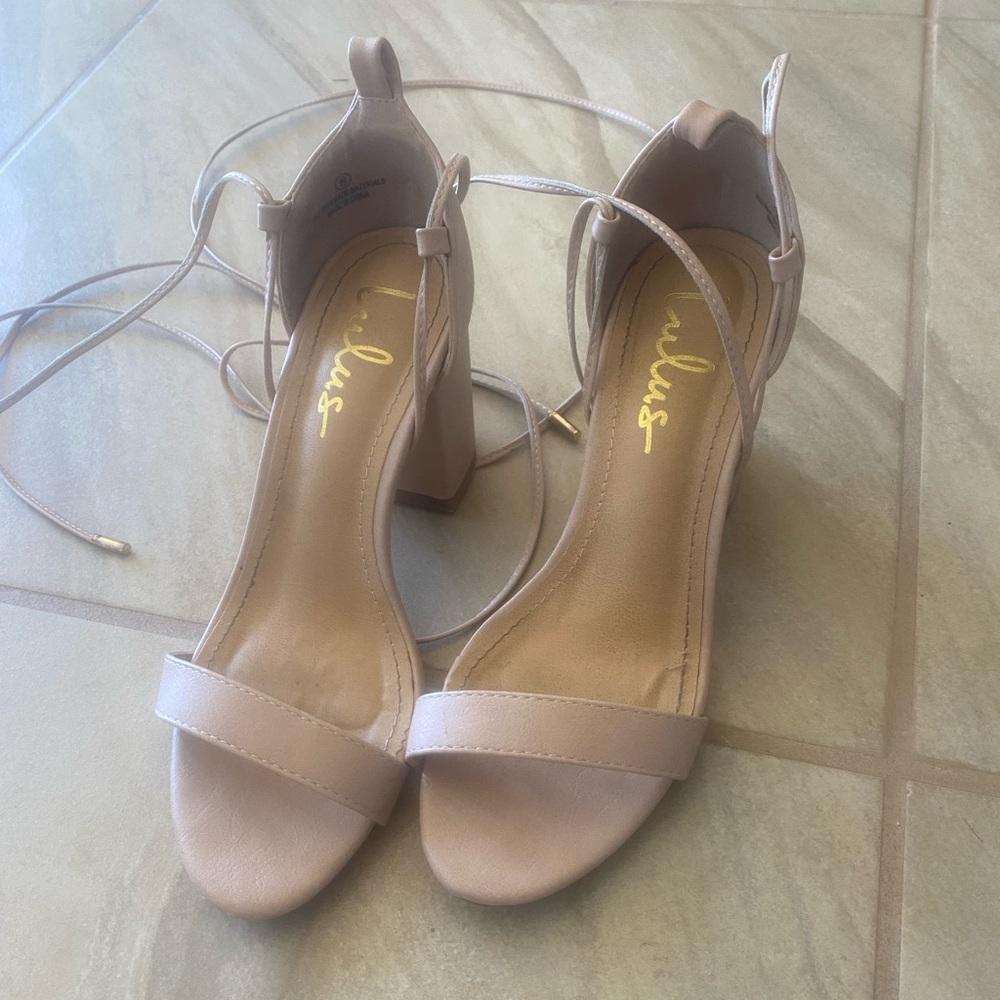 Lulu’s beige heels